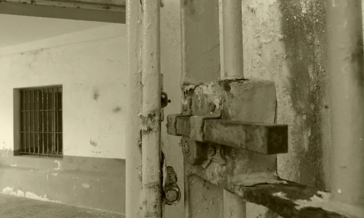 Porta oberta d'una presó