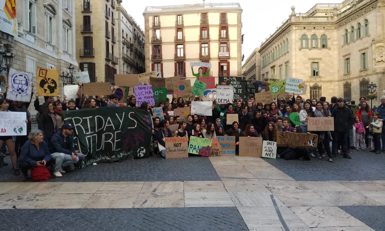 Manifestació de F4F a Plaça Sant Jaume