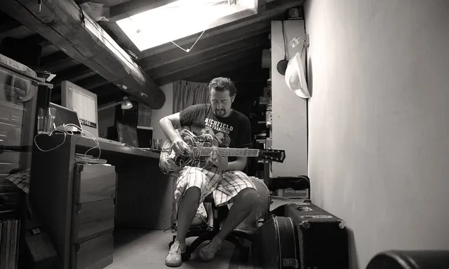 Fotografia d'una persona tocant la guitarra