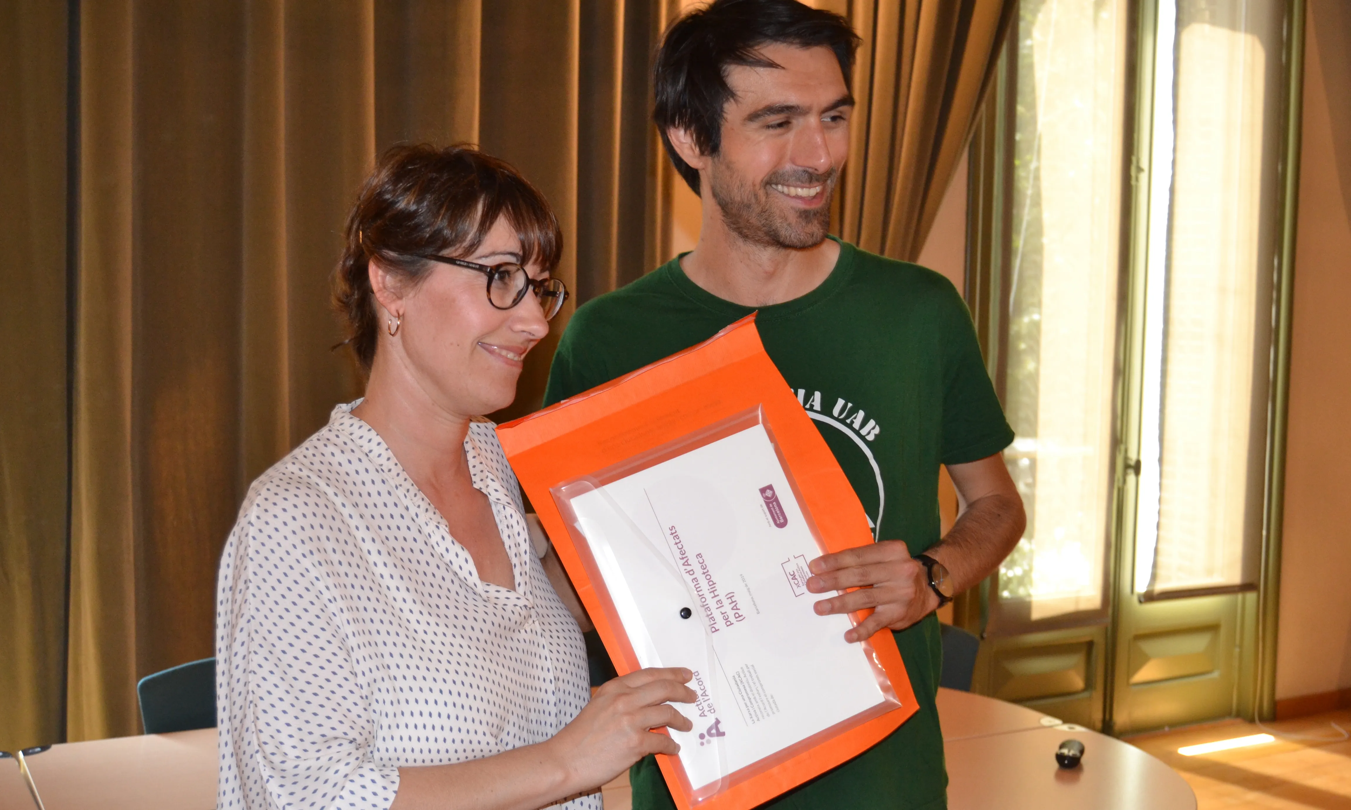 Anna Sánchez entrega el segell a la Plataforma d'Afectats per la Hipoteca.