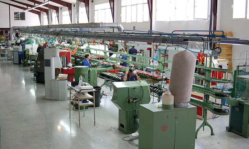 L'economia circular no perd mai de vista la cadena completa dels procesos de producció. A la foto, una fàbrica de calçat