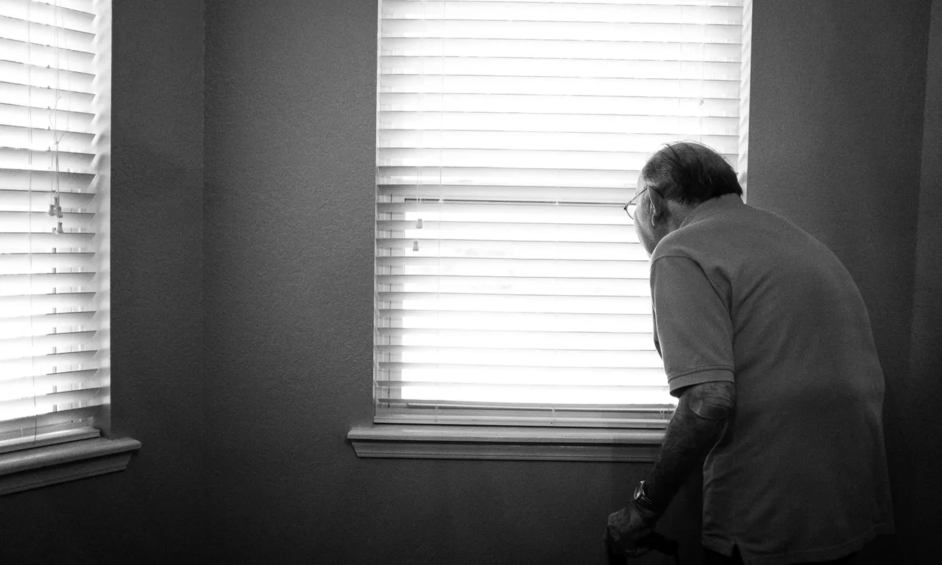 Les persones grans que viuen en situació de soledat no desitjada tenen un risc més elevat de patir depressió. Font: Unsplash.