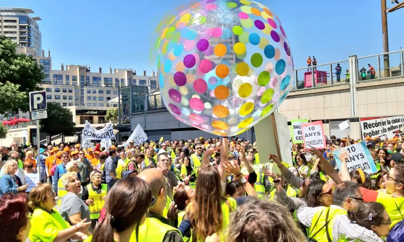 Manifestants reivindicant un augment dels ajuts públics per als centres especials de treball que donen feina a persones amb discapacitat. 