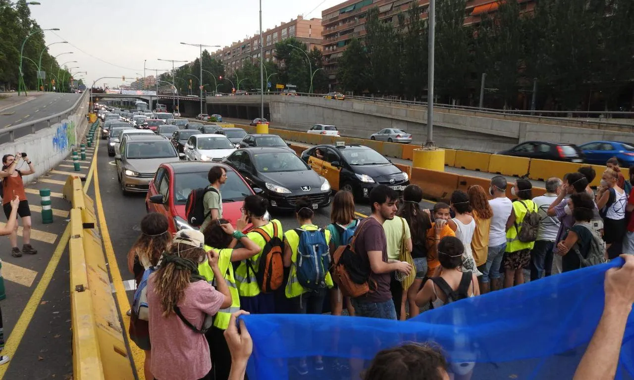 Rebel·lió o Extinció atura l'entrada a Barcelona per la C-32 sota el lema "Stop contaminació, ara o mai!"