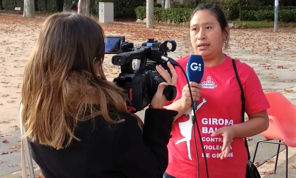 Una participant del projecte parlant davant d'una càmera