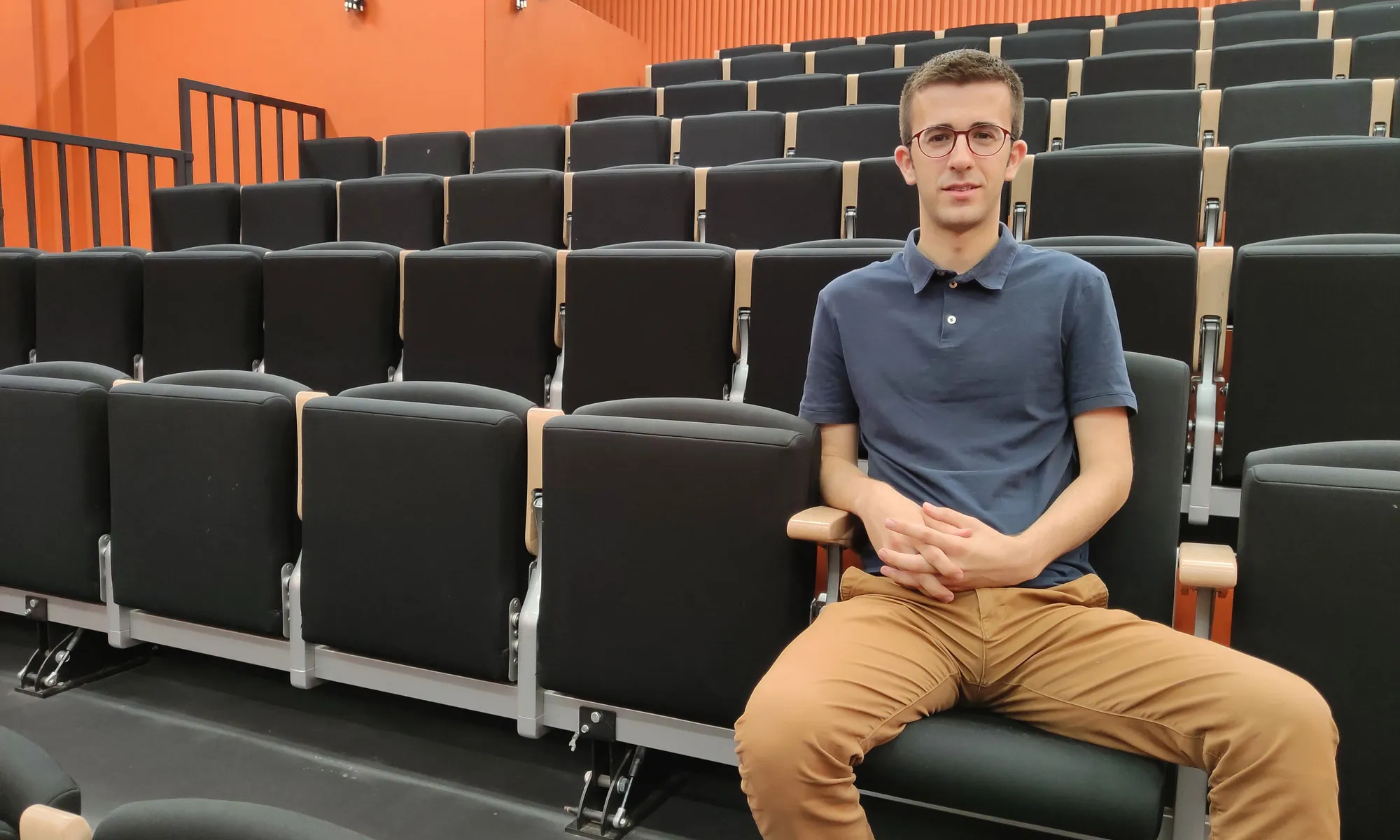 Albert Olivés a Lluïsos Teatre, l'escenari dels espectacles màgics