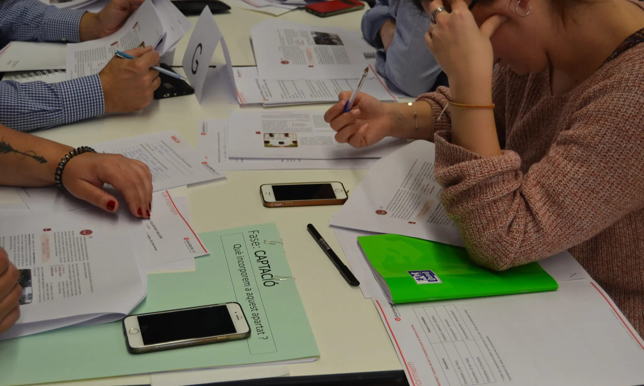 Treball en grup en una activitat formativa