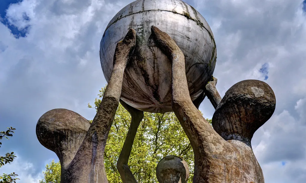 The 'peace sculpture' / Derrick Richardson-Lee