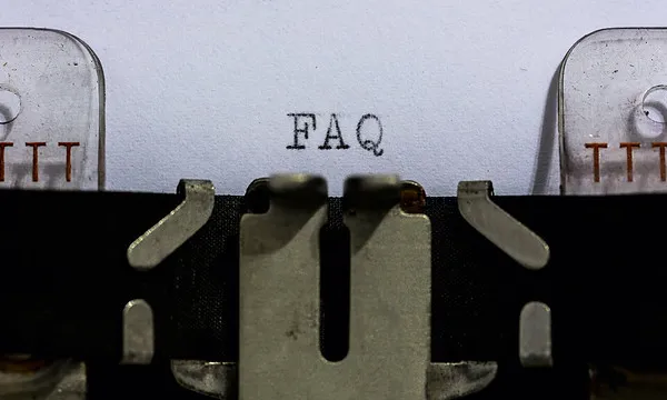 Fotografia d'una màquina d'escriure escrivint les lletres FAQ