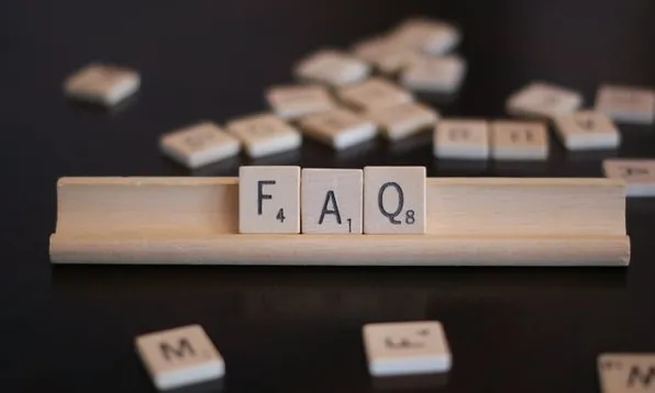 Fotografia d'un joc de paraules amb la paraula FAQ. 