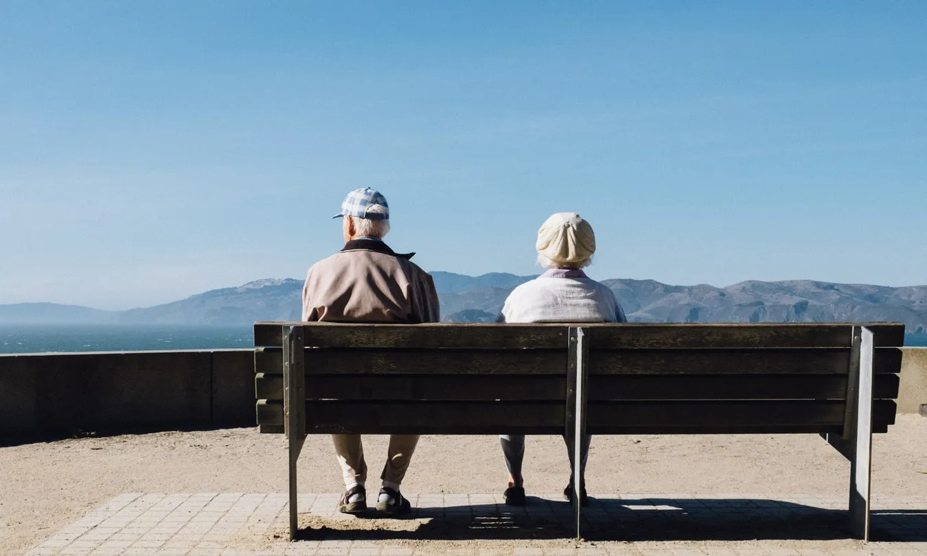 Amics de la Gent Gran organitza 'Vacances Amigues’, per oferir uns dies de socialització per a persones grans que passarien l’estiu soles a casa. Font: Unsplash.