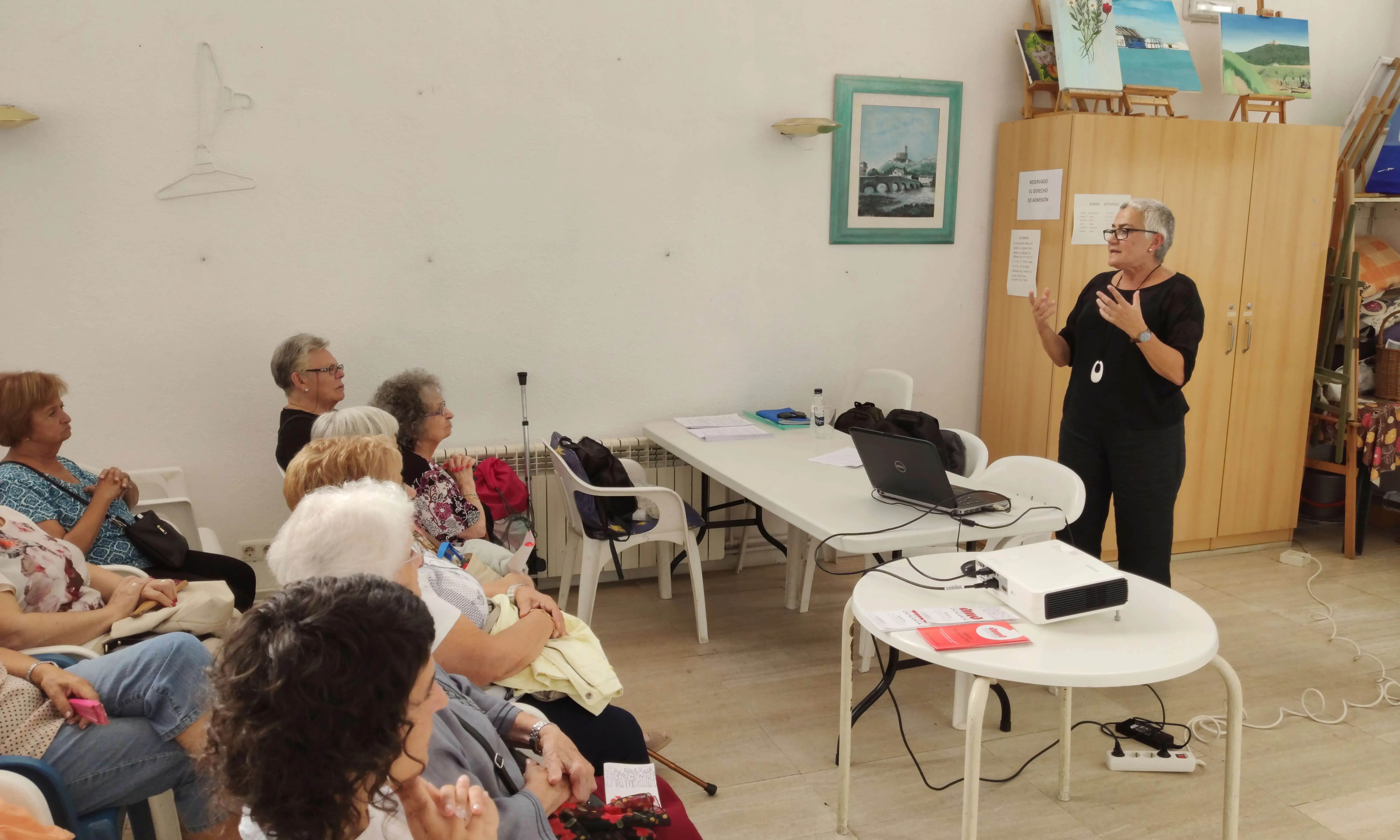 La presidenta de Dret a Morir Dignament Catalunya, Isabel Alonso, explica el Document de Voluntats Anticipades (DVA) al Casal d'Avis de Palafolls