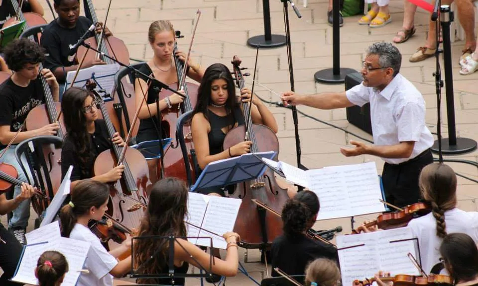 Pablo González és el fundador de l'associació Vozes, que ofereix formació musical gratuïta a joves i infants amb dificultats econòmiques.