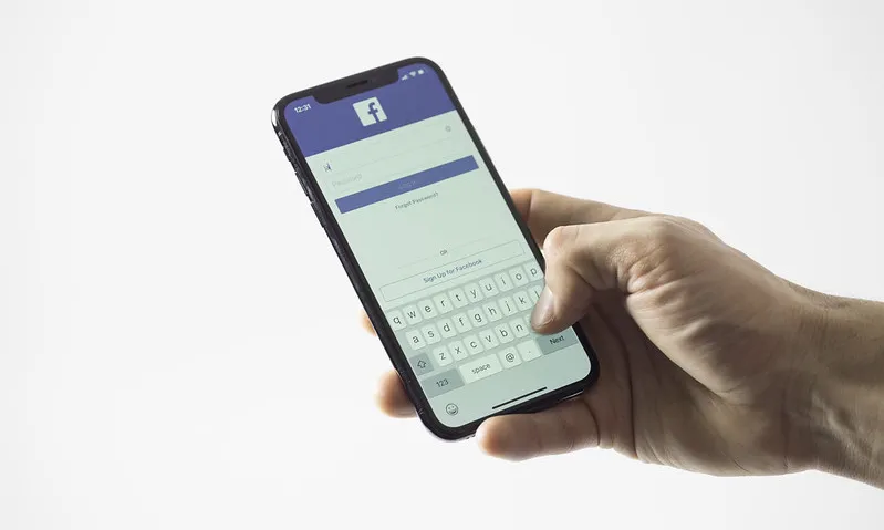 Fotografia d'una persona utilitzant l'aplicació Facebook. Imatge de Stock Catalog. Llicència d'ús CC BY 2.0