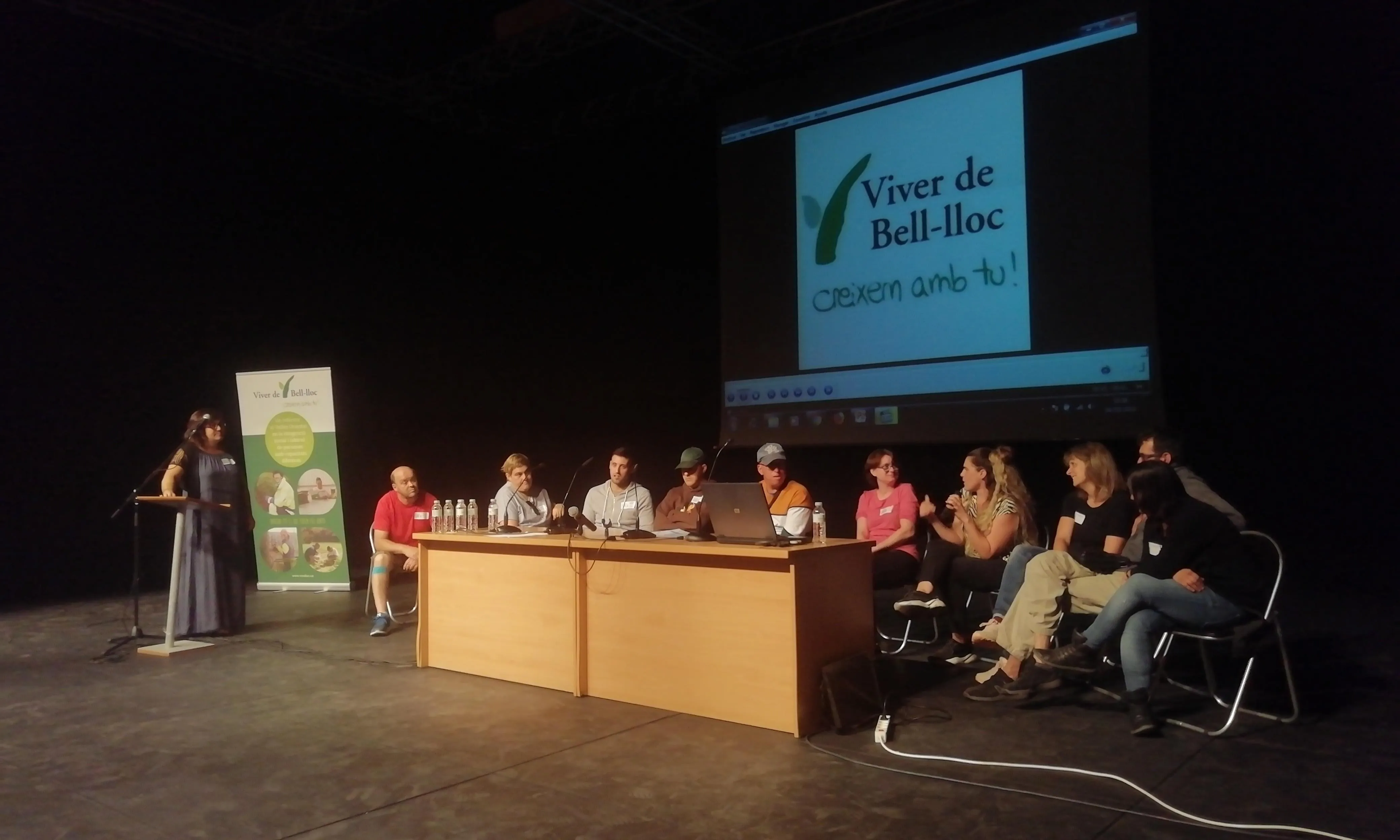 Escenari amb educadors i persones usuàries de Viver de Bell-lloc