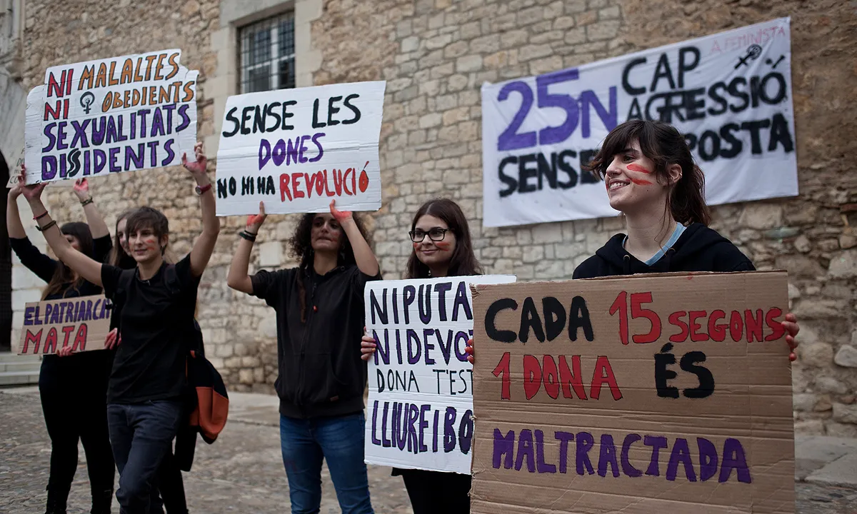 Noies en una protesta en contra de la violència contra les dones