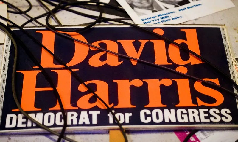 Fotografia d'un cartell polític demanant el vot per David Harris. Imatge de Thomas Hawk. Llicència d'ús CC BY-NC 2.0