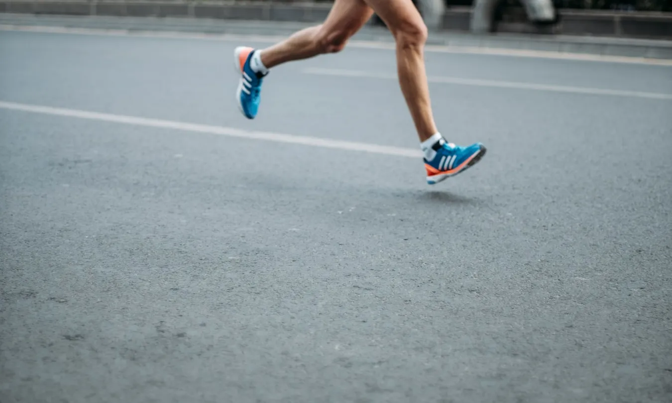 Les organitzacions posen a disposció curses i caminades perquè tothom pugui participar. Font: Unsplash.