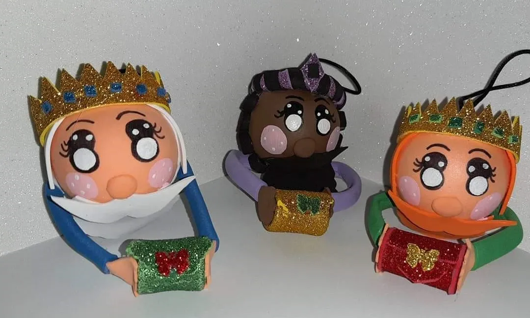 Entre els regals que ofereix l’entitat destaquen els ornaments nadalencs, com boles per posar a l’arbre de nadal. Font: Fundació ADIMIR.