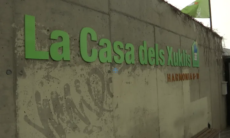 La Casa dels Xuklis està plenament integrada al barri barceloní de Montbau.