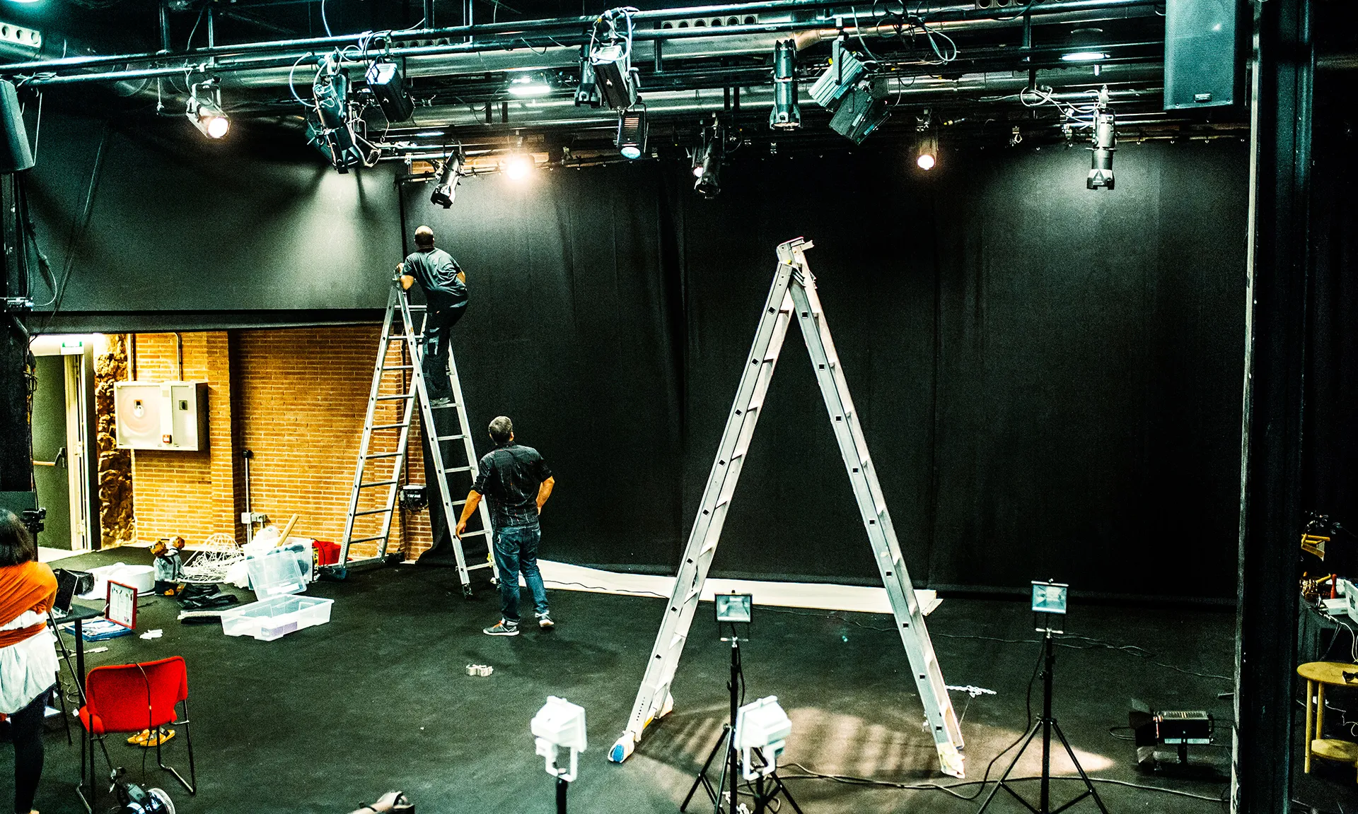 Les obres de teatre són una producció pròpia de l'Escenari Joan Brossa.