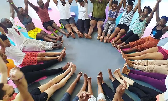 La formació es basa en la cooperació. Font: Yoga Sin Fronteras.