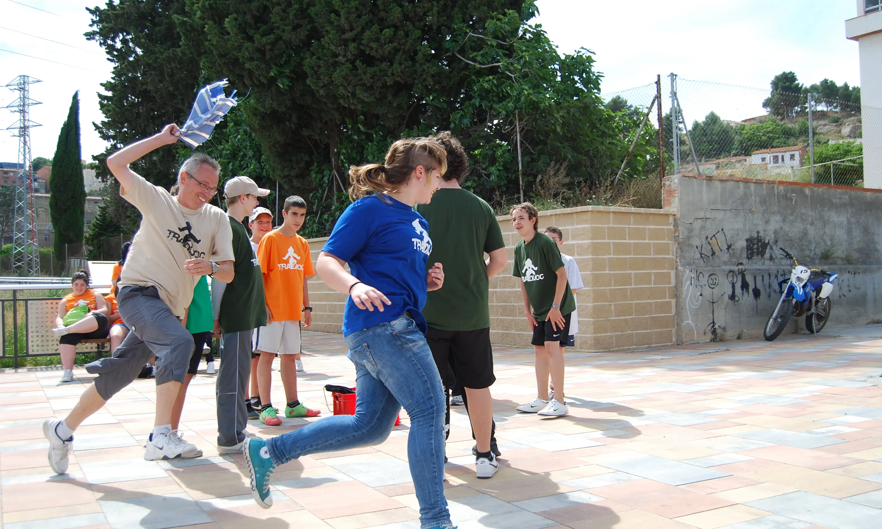 Biel Pubill jugant a jocs tradicionals.