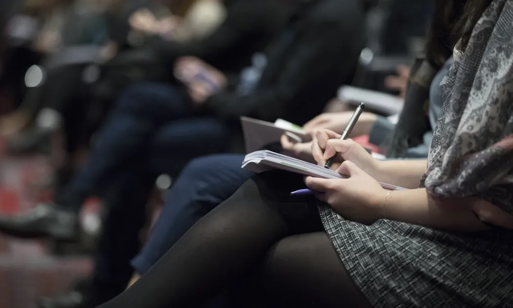 També es realitzaran sessions de treball i es crearan espais de negoci i col·laboració entre entitats, administracions i representants de la societat civil. Font: Unsplash.