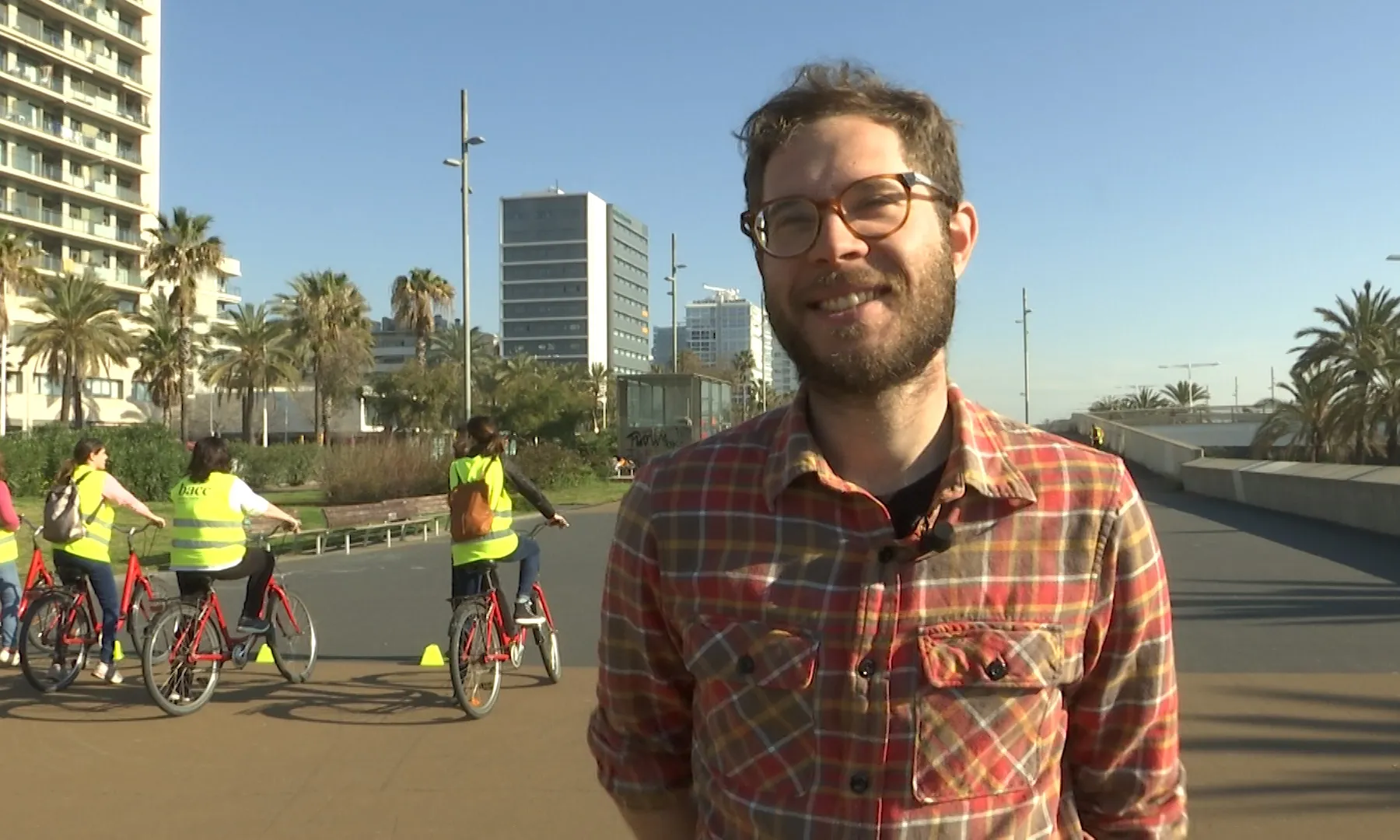 L'Adrià Arenas és un dels membres del BACC que ensenya a anar en bici al 'Biciescola'.