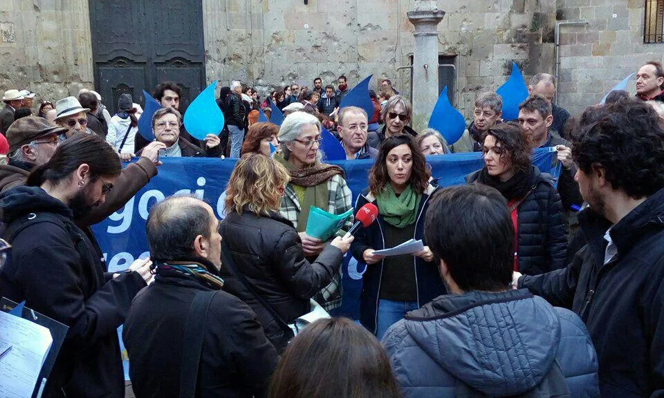 Acció de la plataforma Aigua és Vida en favor de la remunicipalització.