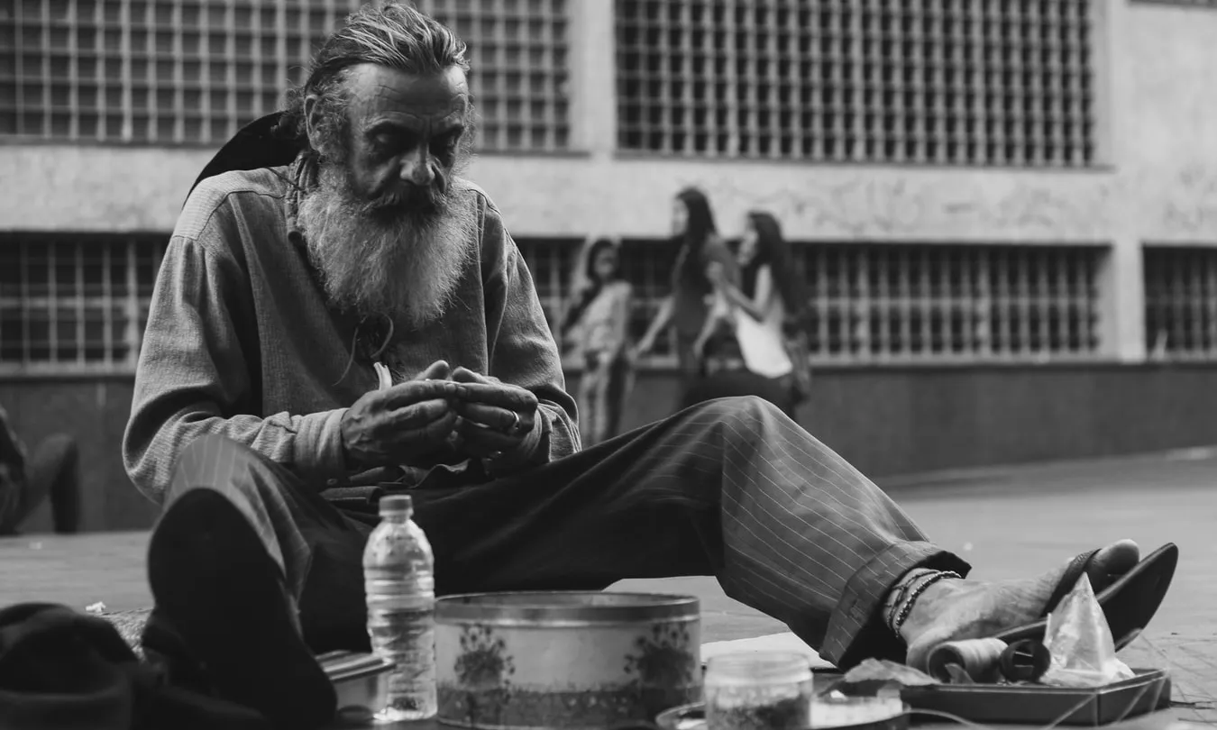 A Barcelona hi ha al voltant de 1.200 persones sense llar. Font: Unsplash.