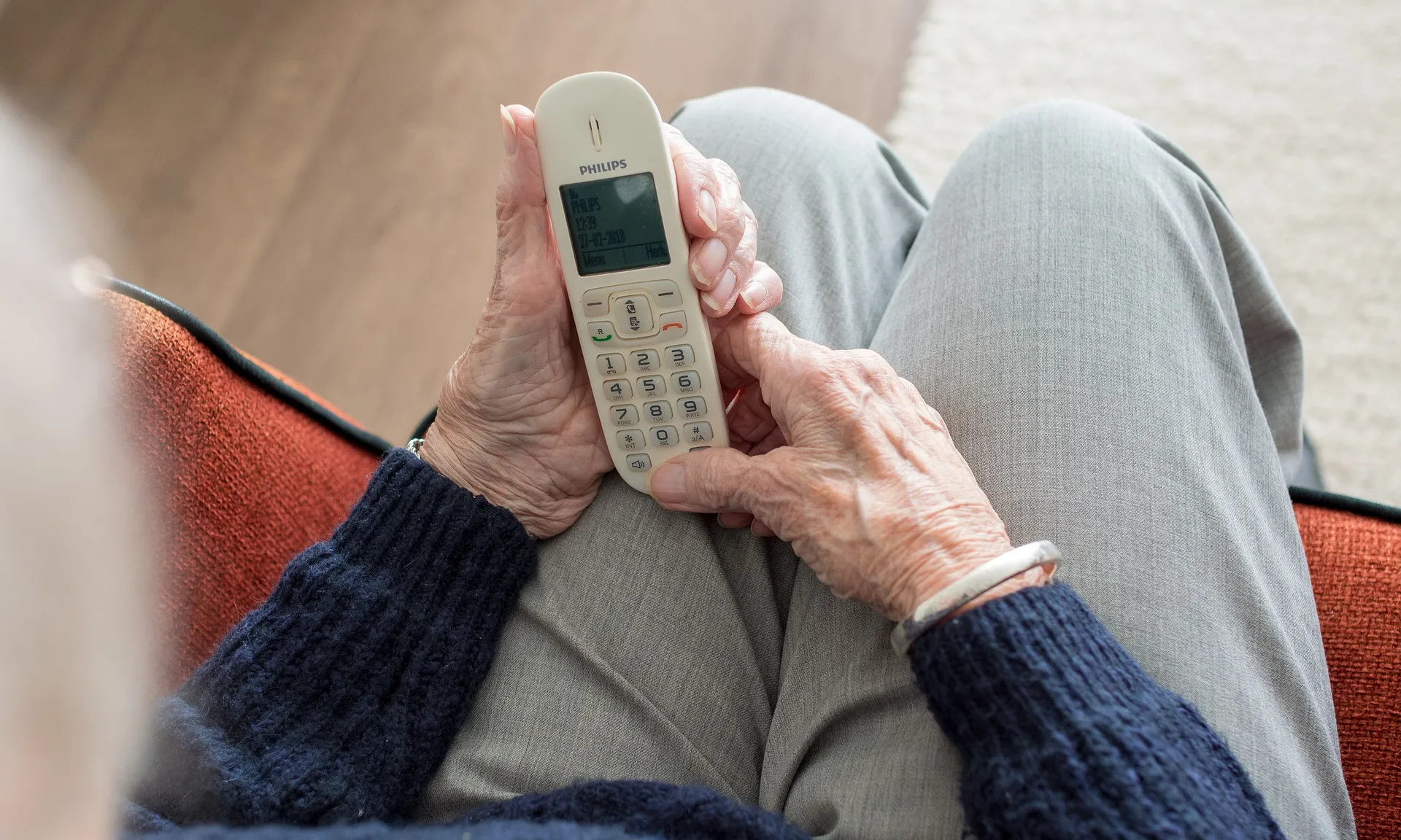 La gent gran, col·lectiu de risc, pot fer ús de la xarxa de voluntariat trucant per telèfon