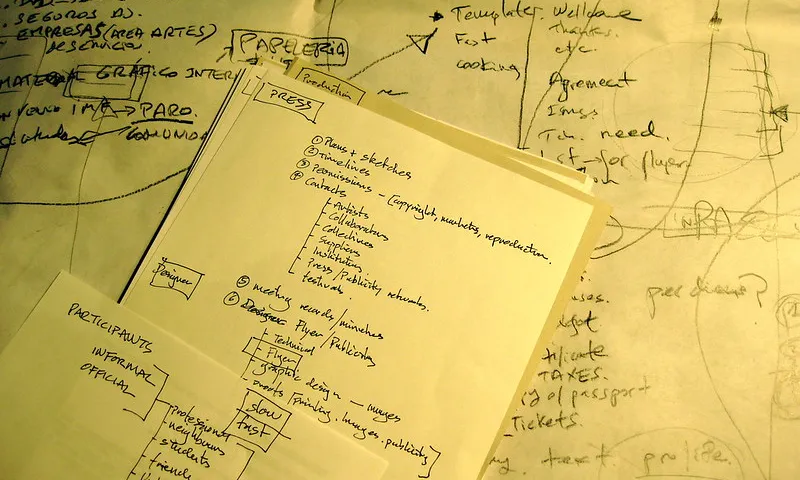 Fotografia d'uns documents. Imatge de Neil Cummings. Llicència d'ús CC BY-SA 2.0