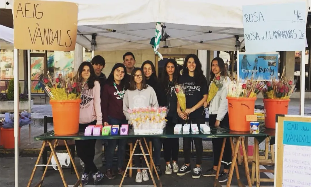 Les unitats més grans venent manualitats i roses a la fira anual de Sant Jordi d'anys anteriors.
