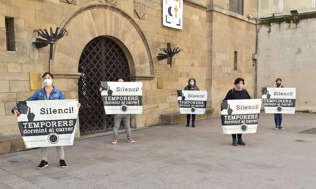Fruita amb justícia social reivindica a la plaça de la Paeria la situació dels temporers.
