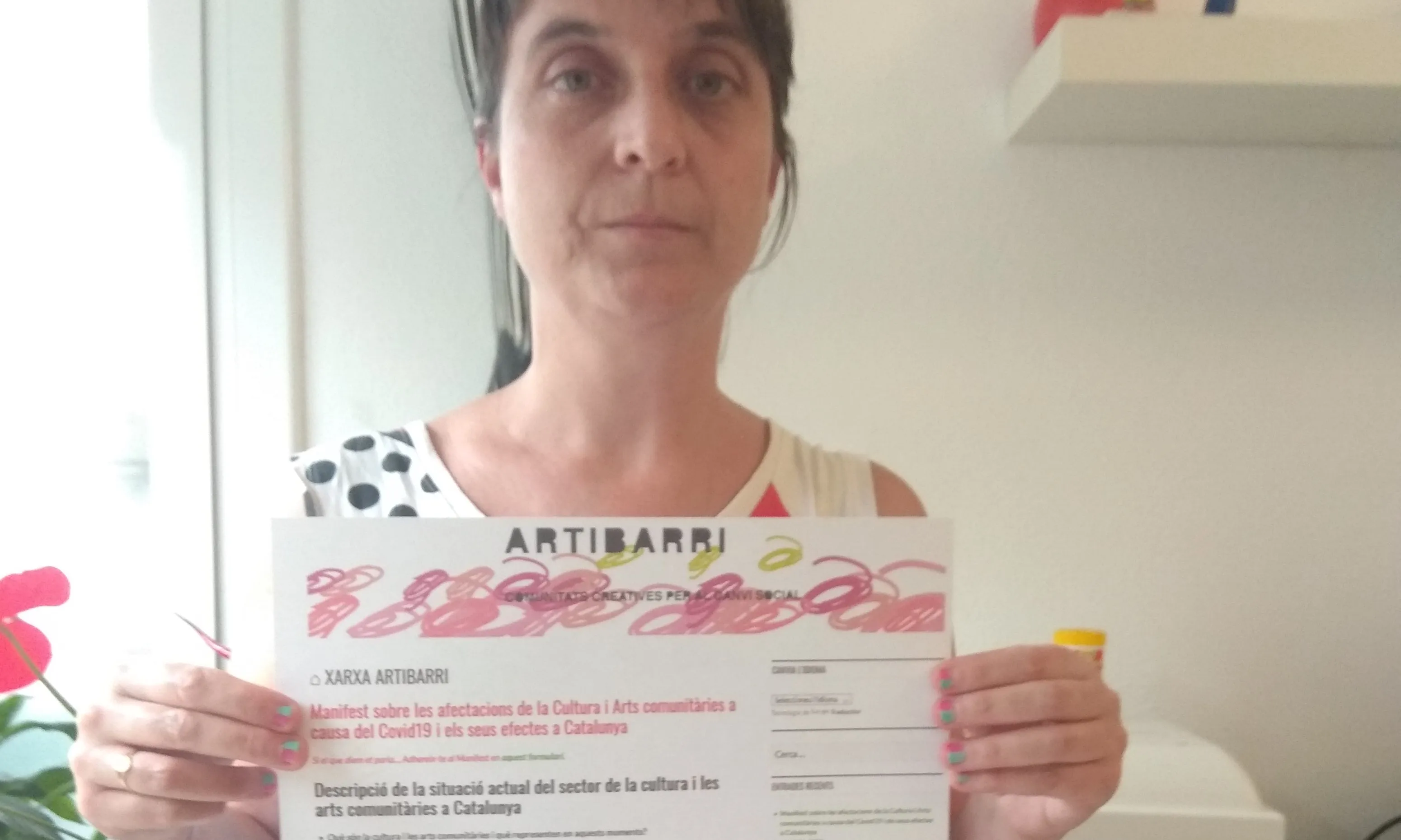 Àgia Luna, directora d'Artixoc, mostra el 'Manifest sobre les afectacions de la Cultura i Arts comunitàries a causa del Covid-19 i els seus efectes a Catalunya'