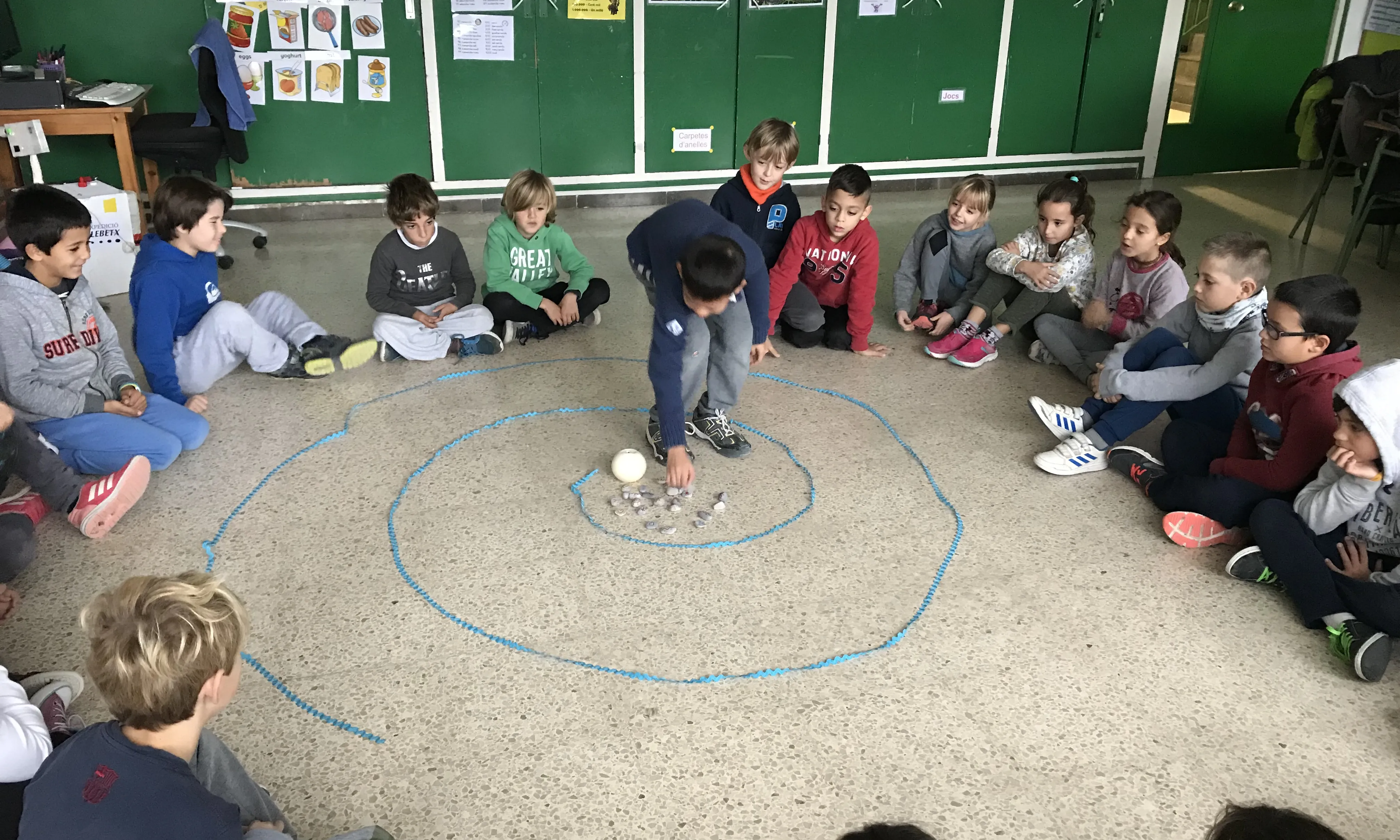 Una activitat amb infants