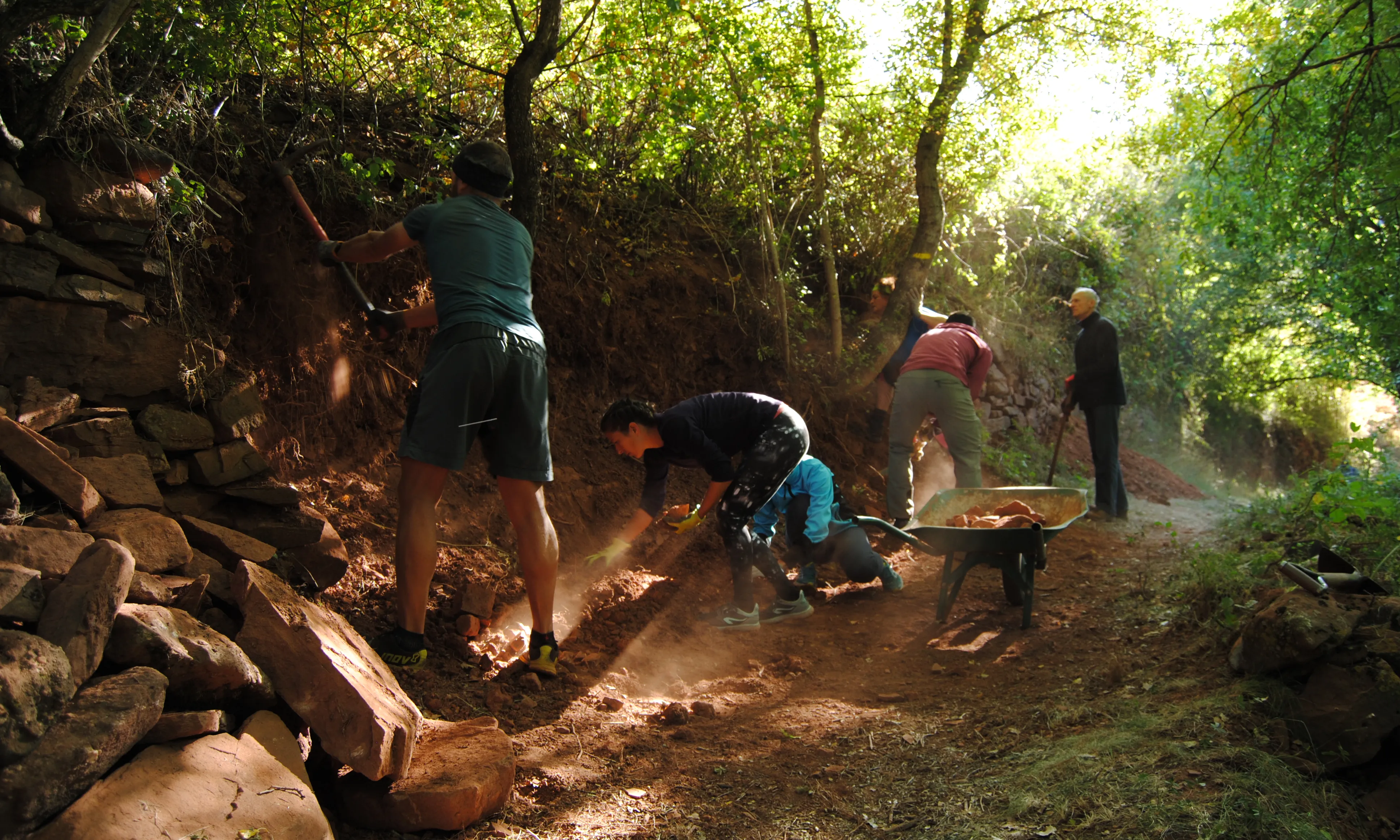 Molts grups de joves i esplais es veuen atrets per la recuperació de camins.