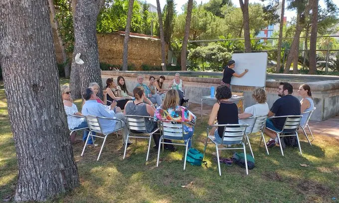 Persones fent una sessió formativa a l'aire lliure