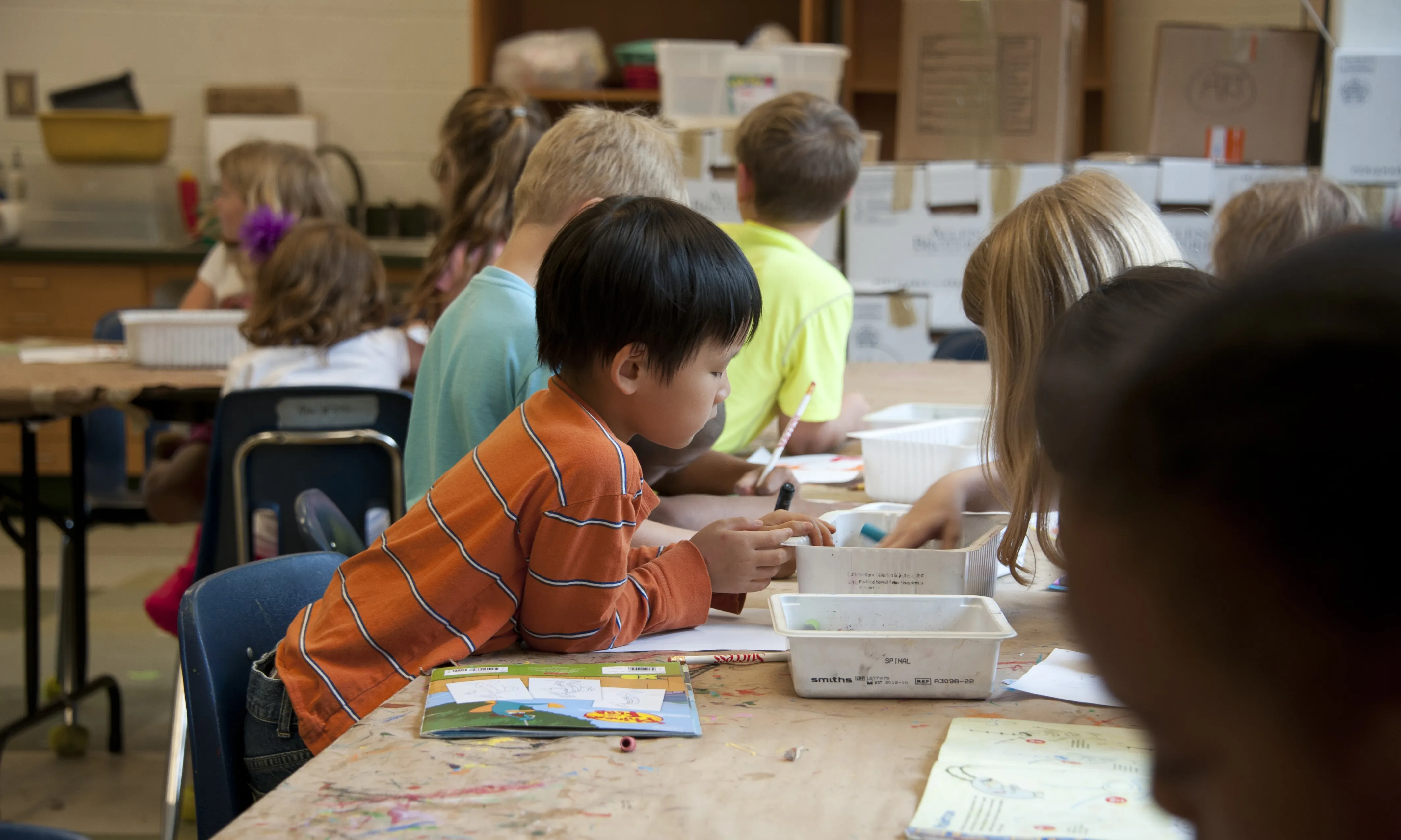 Alumnes treballant a l'aula