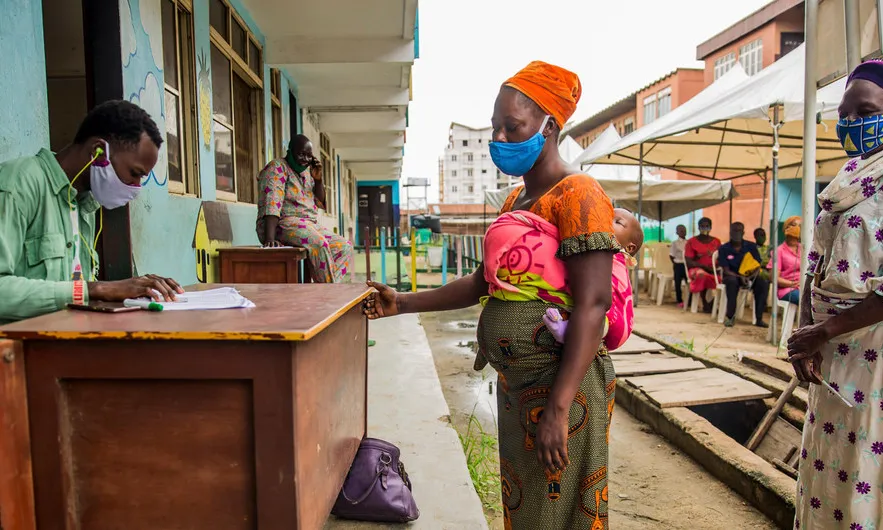 Dones nigerianes fan cua per aconseguir vals d'aliments