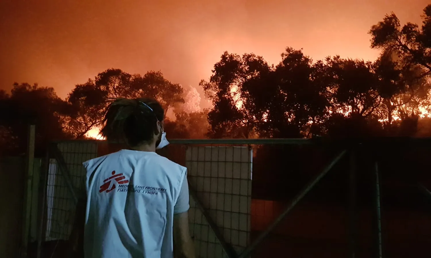 Una dona de Metges Sense Fronteres que treballa sobre el terreny durant l'incendi al camp de refugiats de Mória.