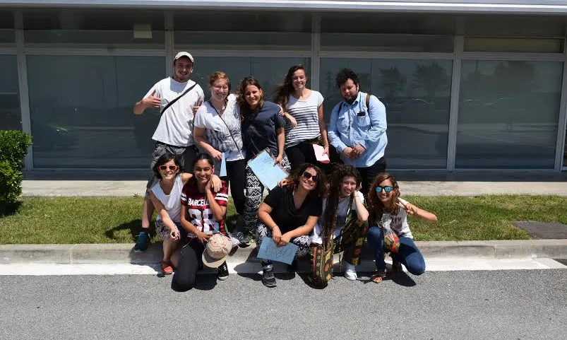 El grup de voluntaris i voluntàries de l'SCI davant del Centre Penitenciari de Joves de Quatre Camins