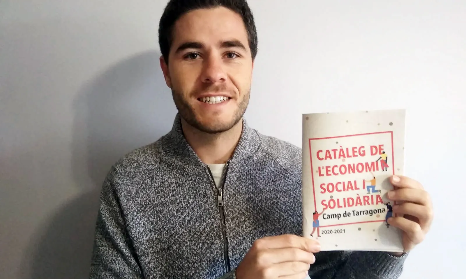 Pedro Redondo, membre de la secretaria tècnica sosté un exemplar del catàleg de projectes