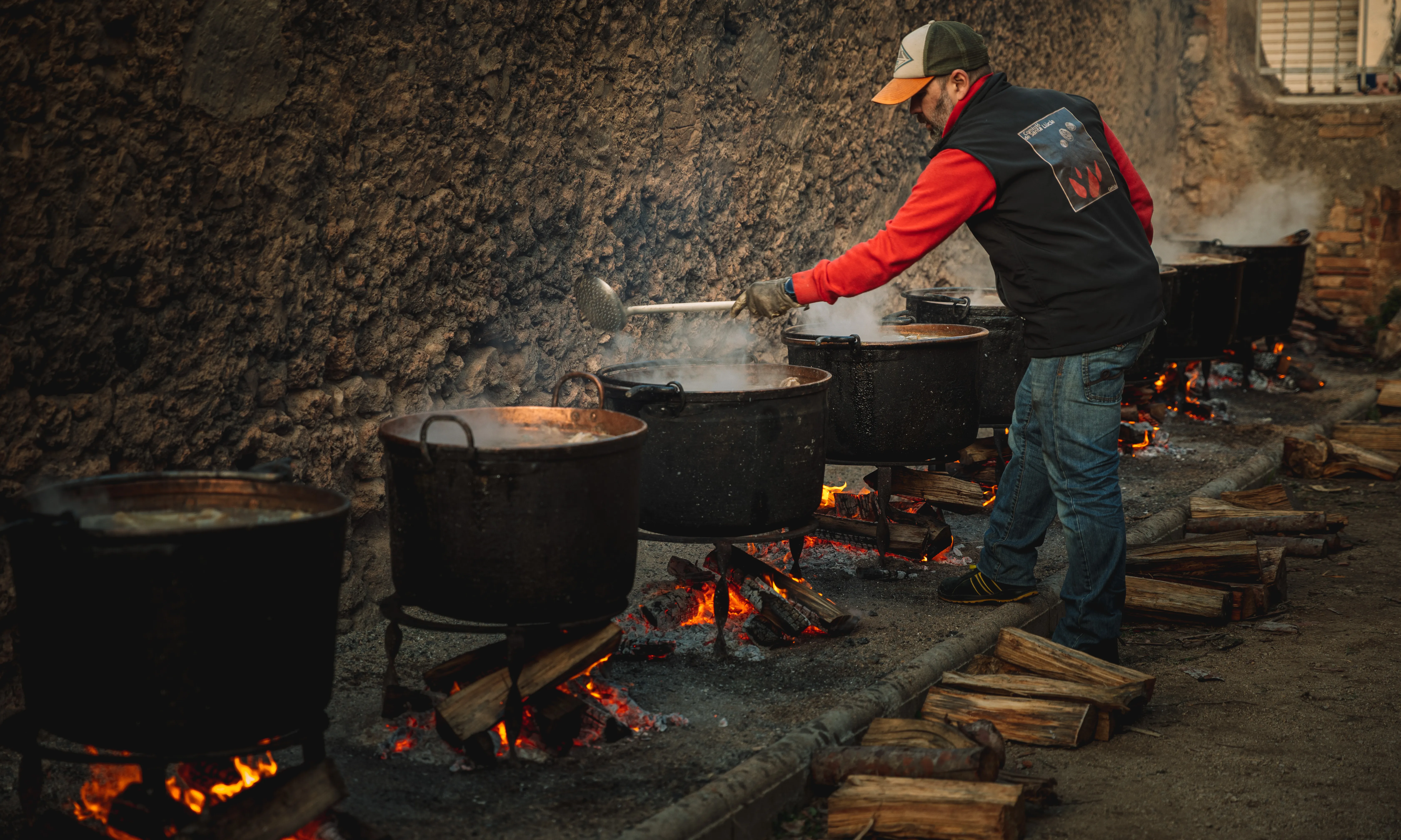 Enguany, per evitar aglomeracions i situacions de risc, s'ha replantejat el sistema de cuita i repartiment de l'escudella.