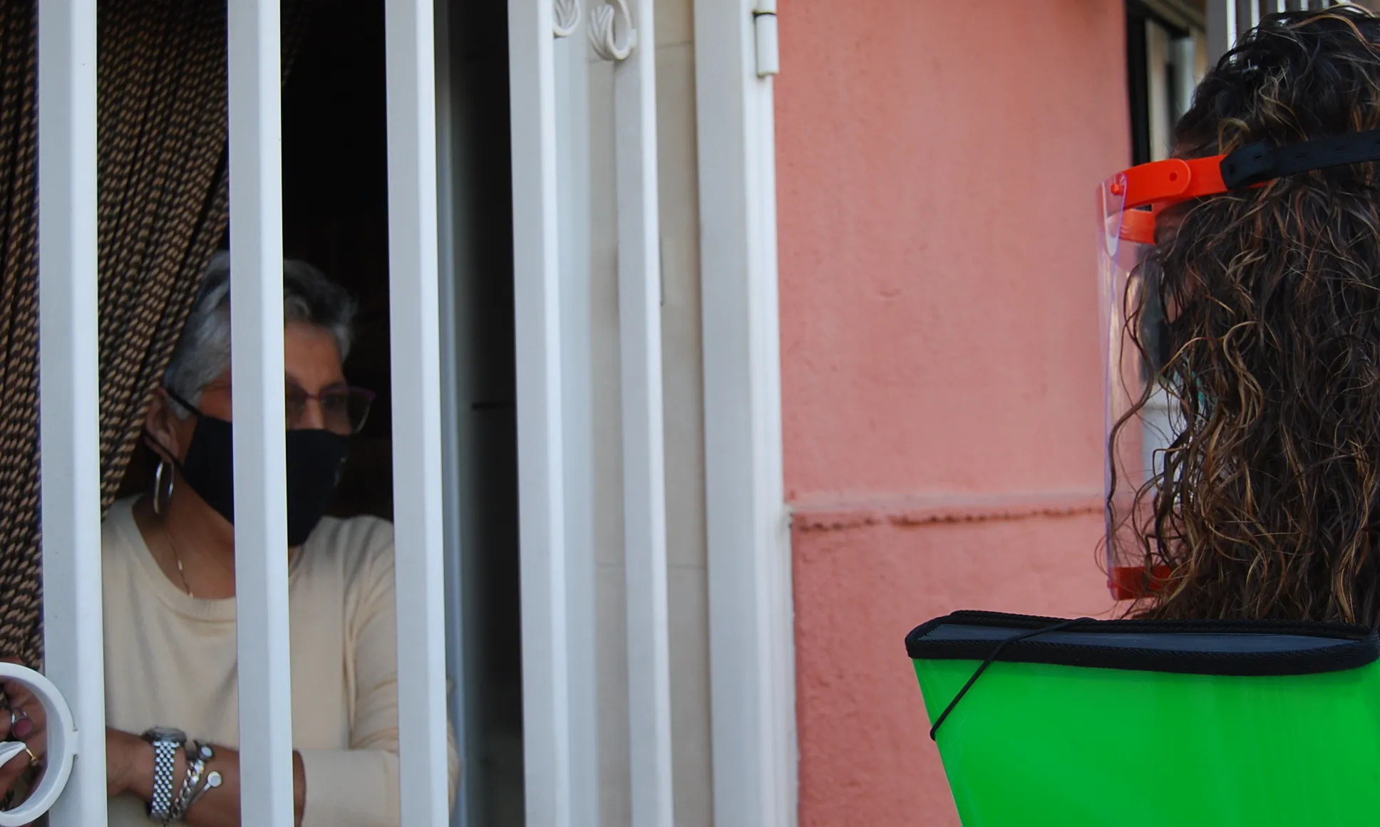 Una picaporta conversa amb una veïna de la zona nord