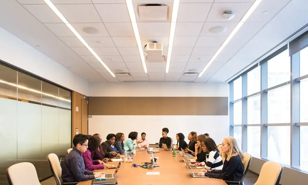 L’òrgan sobirà de les associacions i fundacions és l’assemblea de persones sòcies. Font: Unsplash.