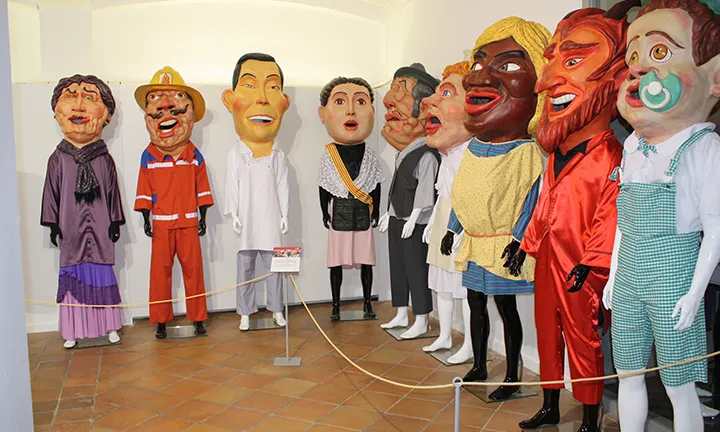 La Casa dels Gegants de Lleida està situada a l'avinguda Blondel, 64.