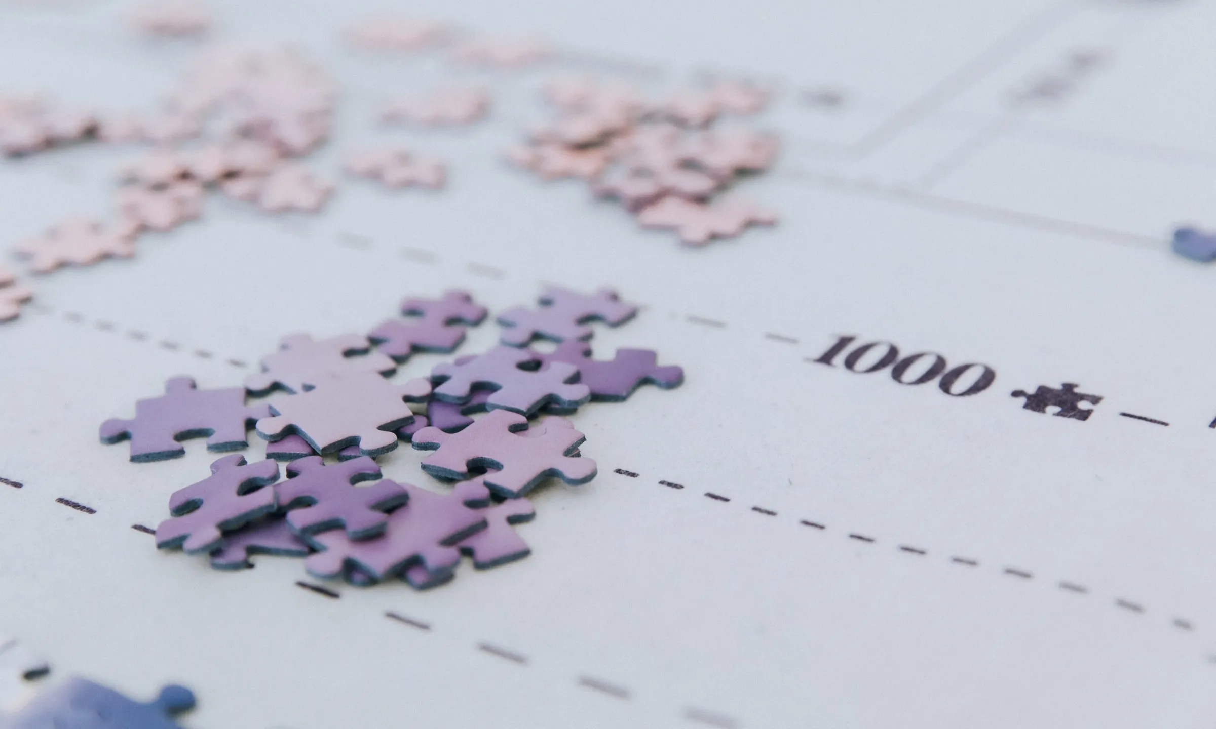 Peces de puzzle a sobre d'un tauler