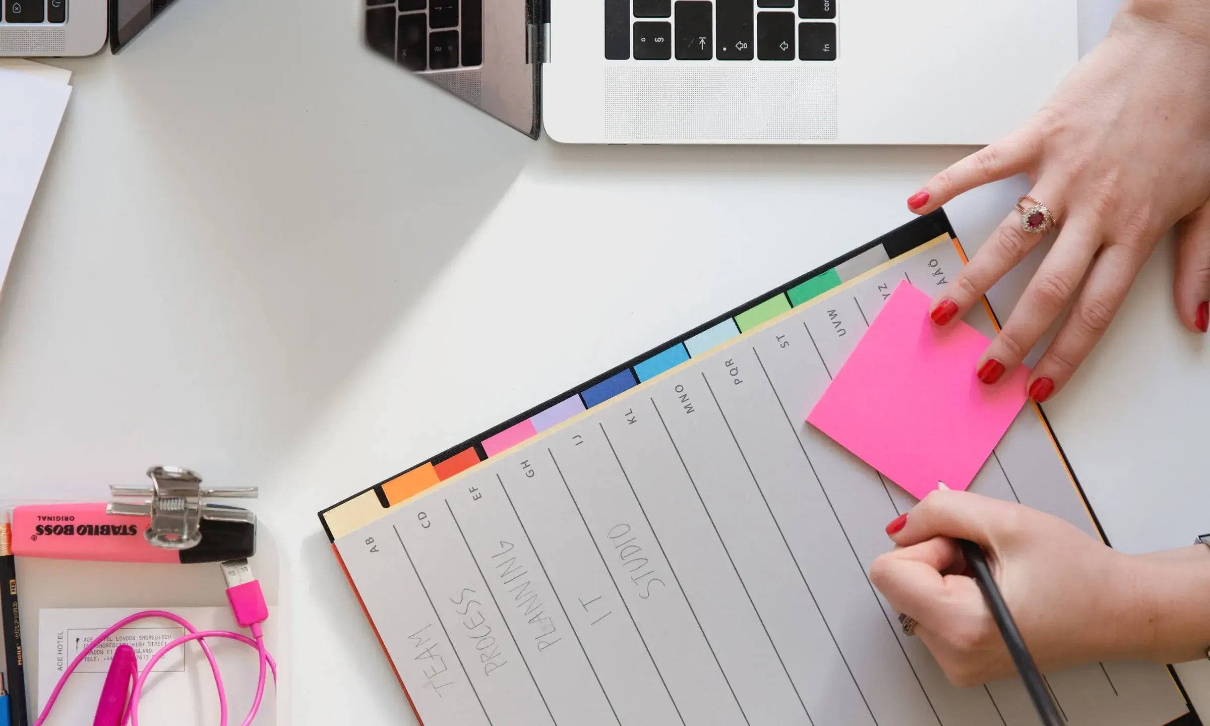 Persona escrivint en un full de paper amb post-its